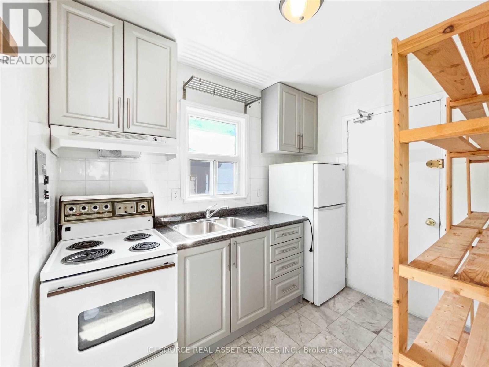 2 - 116 Eastwood Road, Toronto, Ontario  M4L 2C9 - Photo 15 - E12910716