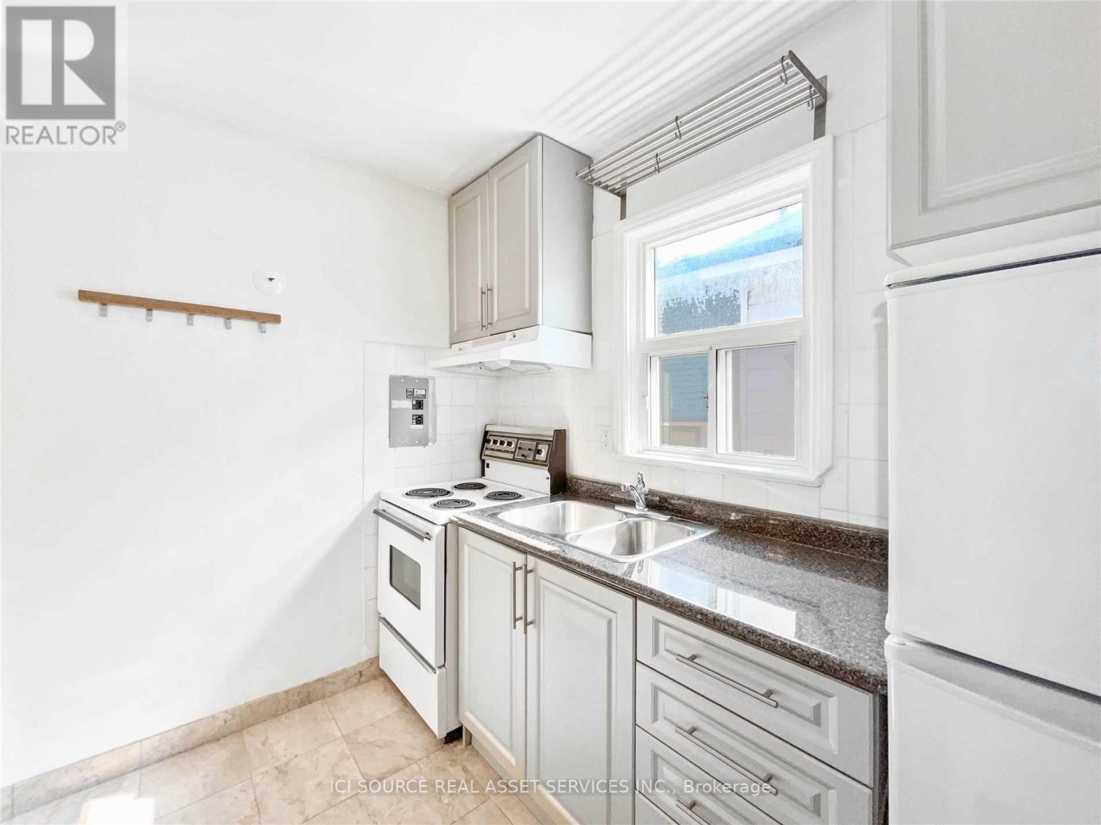 2 - 116 Eastwood Road, Toronto, Ontario  M4L 2C9 - Photo 16 - E12910716