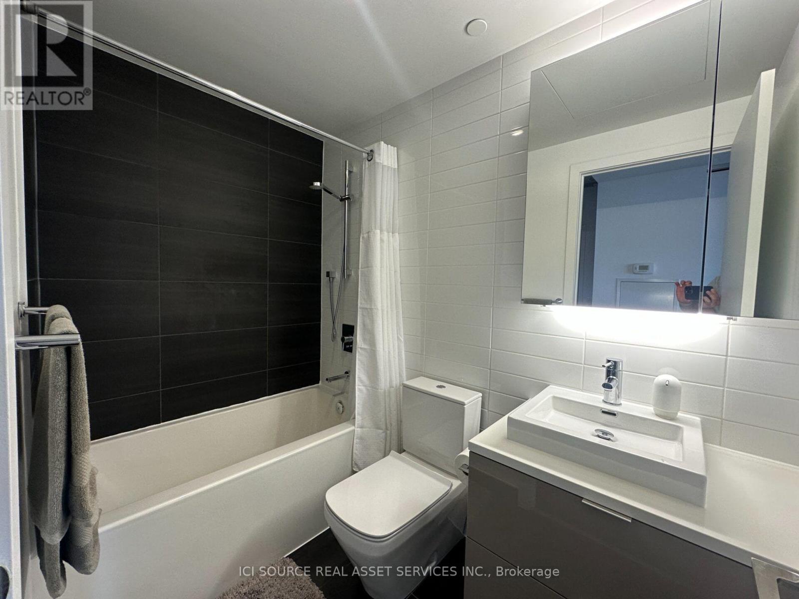 2407 - 170 Bayview Avenue, Toronto, Ontario  M5A 0M4 - Photo 12 - C13638074