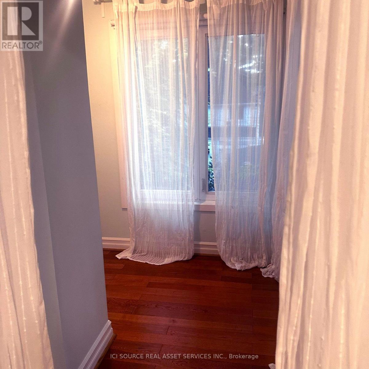 Upper - 62 Fernwood Park Avenue, Toronto, Ontario  M4E 3G1 - Photo 12 - E13800794
