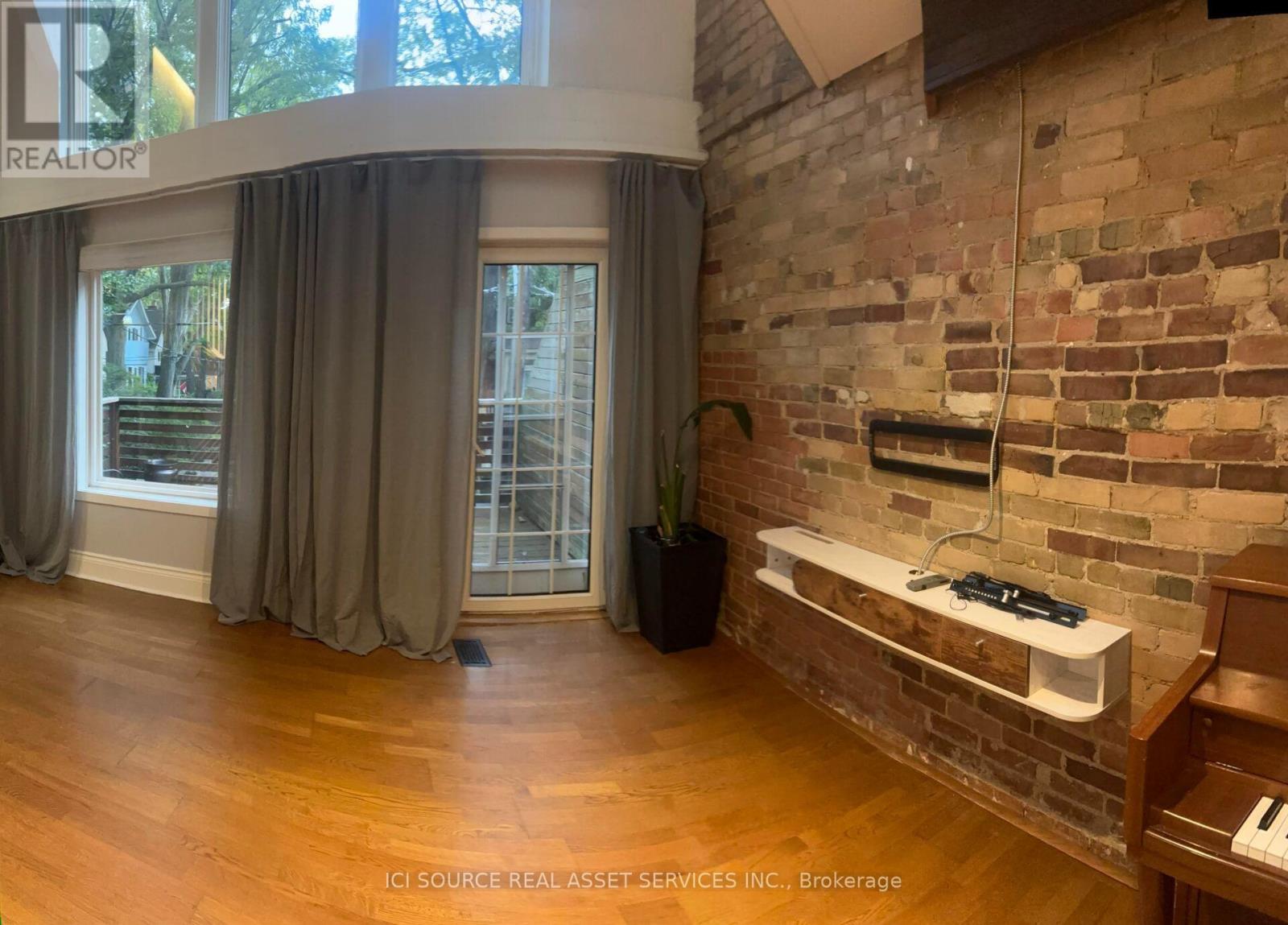 Upper - 62 Fernwood Park Avenue, Toronto, Ontario  M4E 3G1 - Photo 6 - E13800794