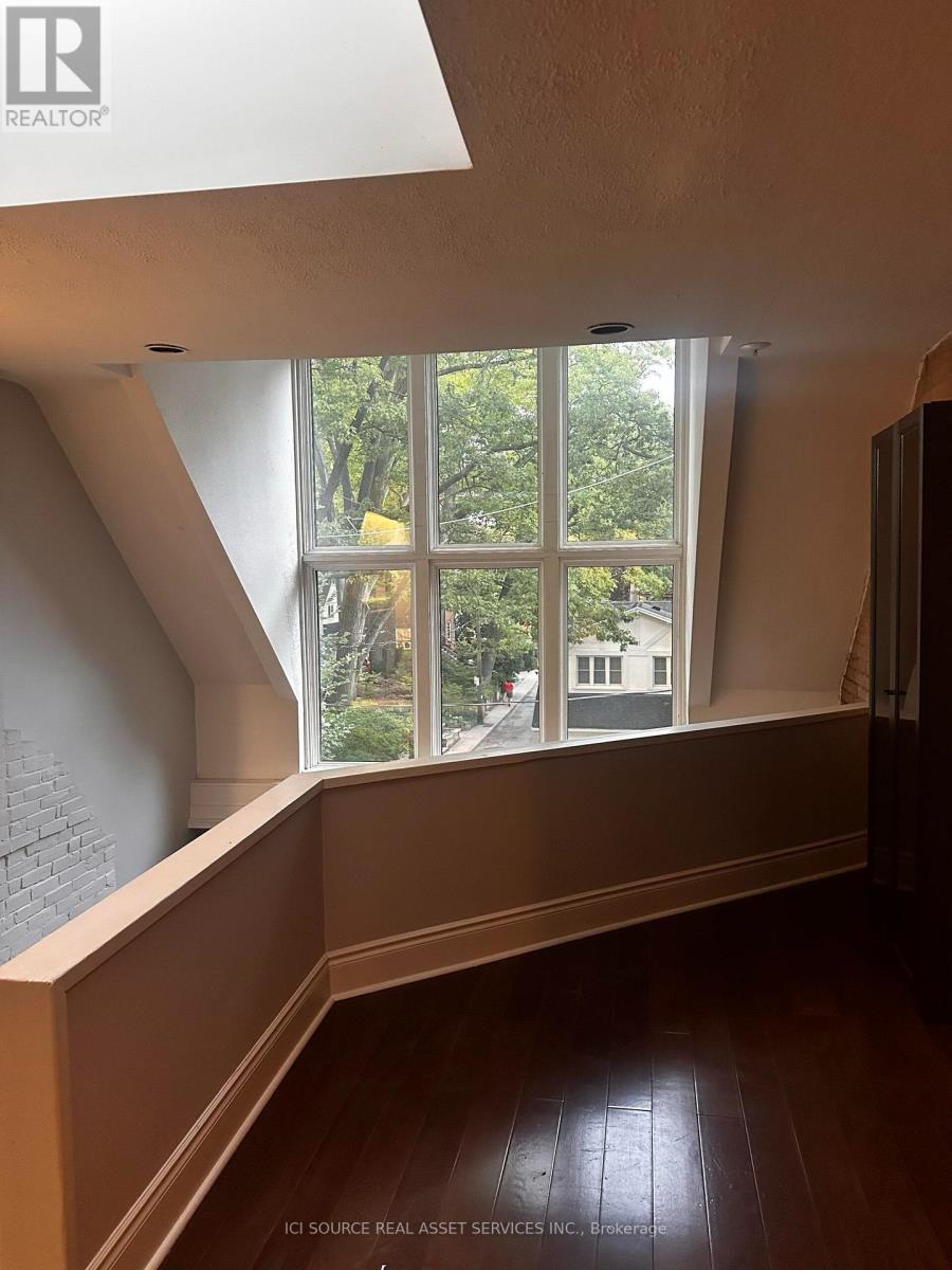 Upper - 62 Fernwood Park Avenue, Toronto, Ontario  M4E 3G1 - Photo 7 - E13800794