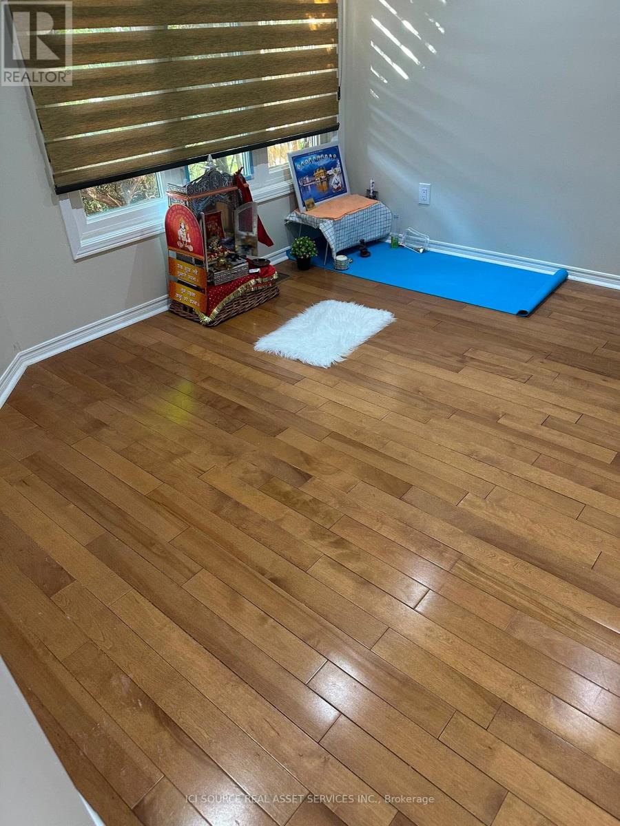 Main Fl - 16 Brownridge Court, Brampton, Ontario  L6W 4L5 - Photo 3 - W13806930
