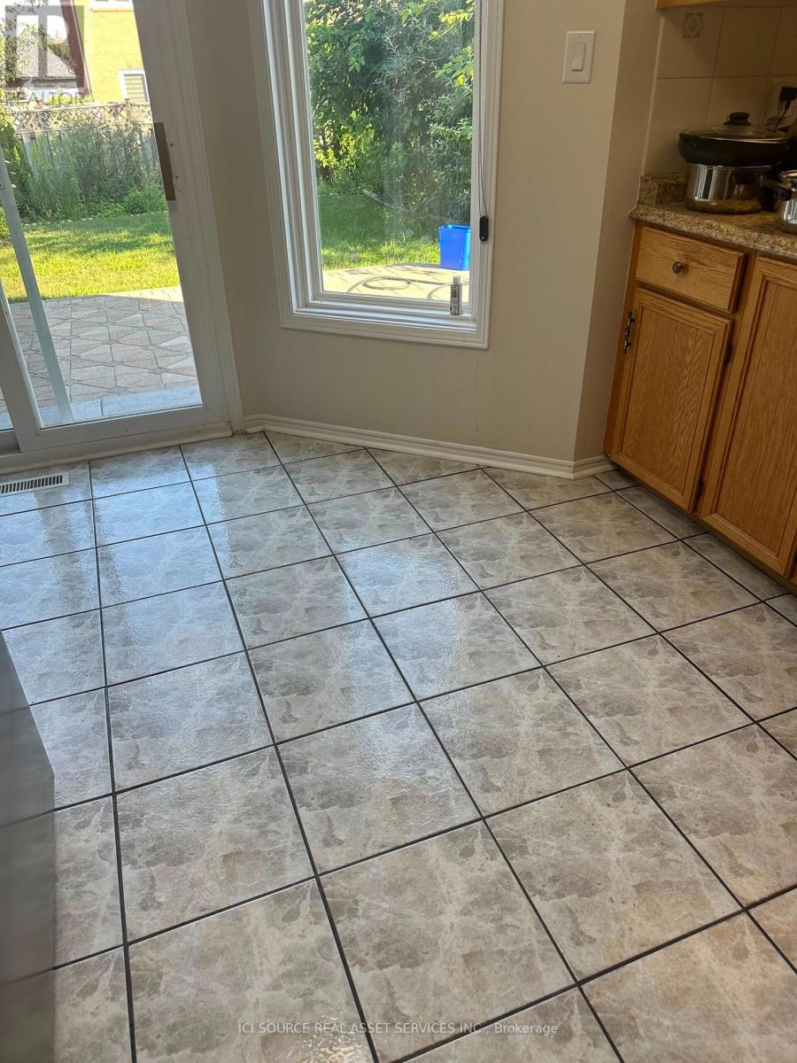 Main Fl - 16 Brownridge Court, Brampton, Ontario  L6W 4L5 - Photo 5 - W13806930
