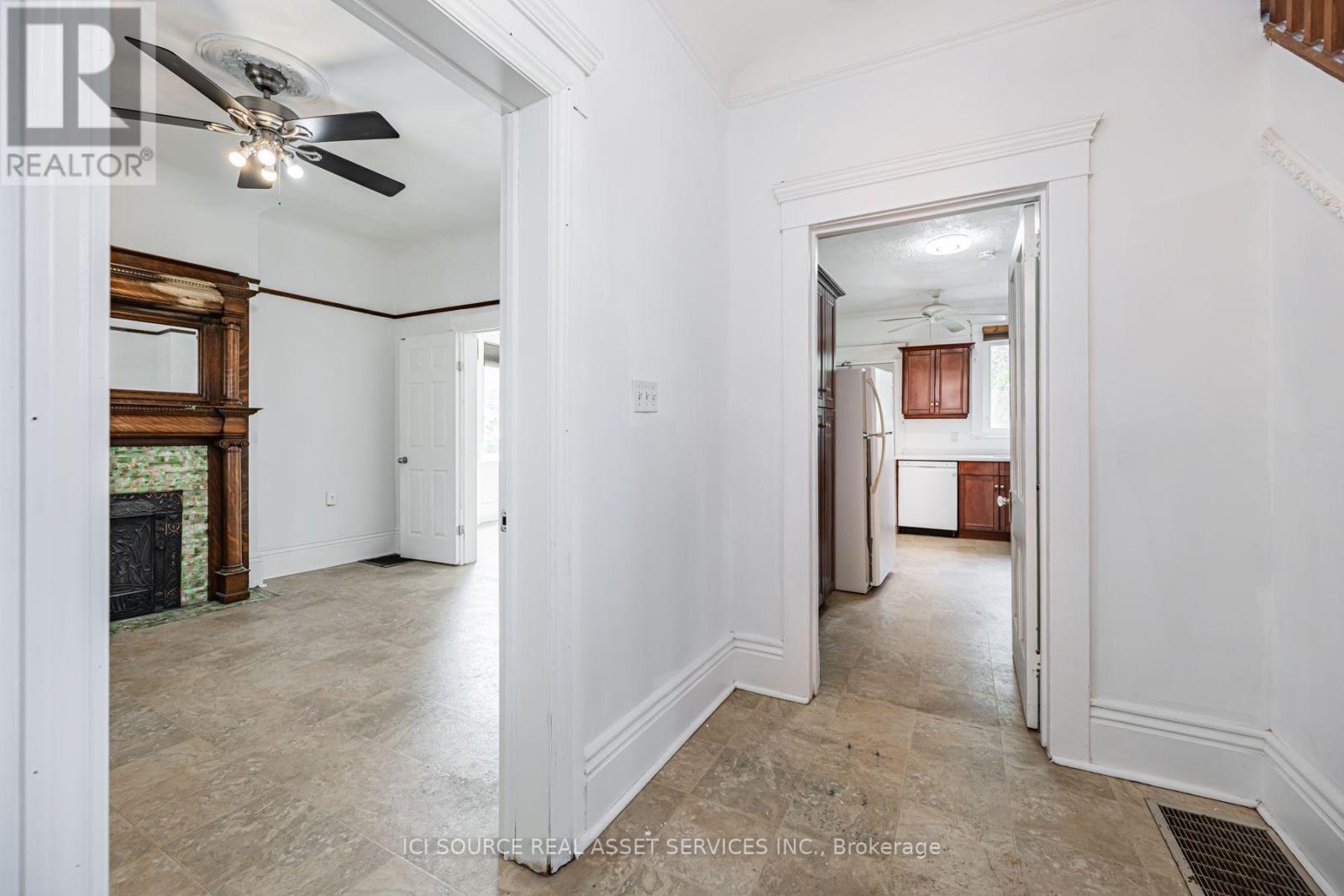 Main & Upper - 12 Sibley Avenue, Toronto, Ontario  M4C 5E7 - Photo 4 - E13812462
