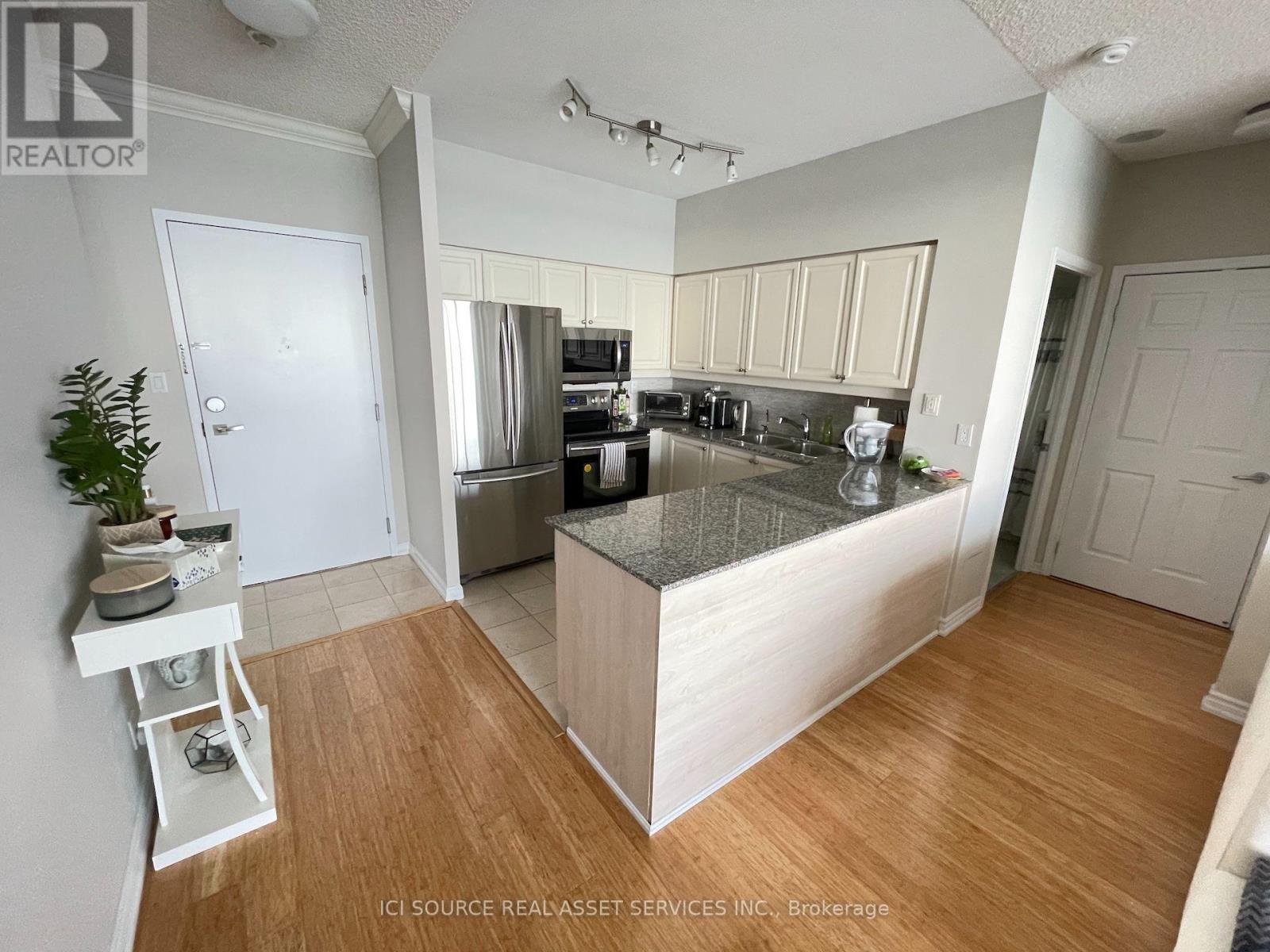 2019 - 230 Queens Quay W, Toronto, Ontario  M5J 2Y7 - Photo 18 - C13853076