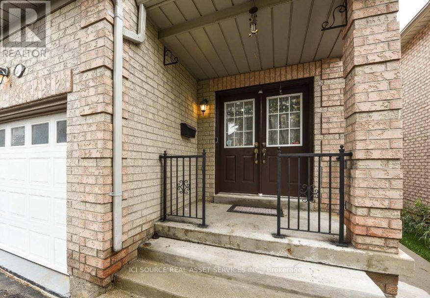 Main & Upper Floors - 3141 Turbine Crescent, Mississauga, Ontario  L5M 6W1 - Photo 2 - W14119344